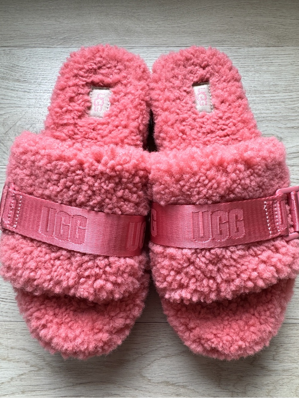 UGG Fluffita Platform Slide Slippers in Vibrant Pink Size 7 Y2K Barbiecore